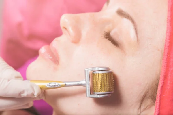 Procedure cosmetiche nel salone spa — Foto Stock