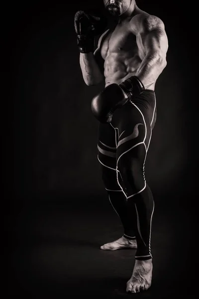 Bodybuilder posant dans différentes poses démontrant leurs muscles. Échec sur fond sombre. Homme montrant des muscles tendus. Magnifique athlète du corps musculaire . — Photo