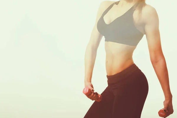 Hermoso ejercicio, mujer musculosa — Foto de Stock