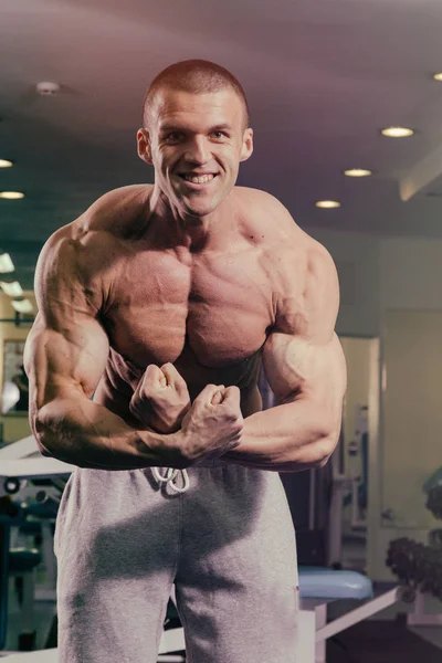 Een man met een oefening van de halter op de biceps — Stockfoto