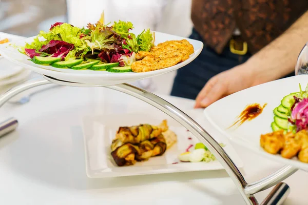 Plaat met salade op tafel — Stockfoto