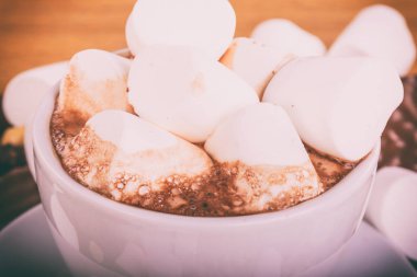 Ahşap arka plan üzerinde çikolata hatmi.