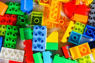 Çocuk plastik kurucu hafif bir arka plan üzerinde.