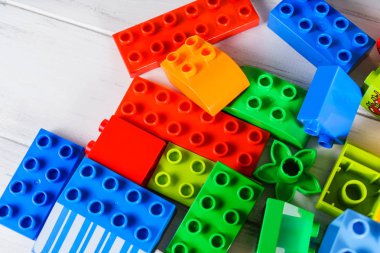 Çocuk plastik kurucu hafif bir arka plan üzerinde.