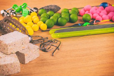 Ahşap arka plan üzerinde Balık tutma araçları.