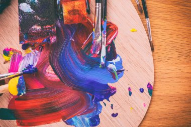 ahşap arka plan üzerinde sanatçı araçları.