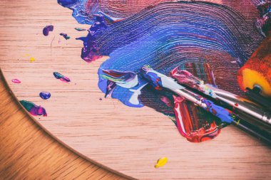 ahşap arka plan üzerinde sanatçı araçları.