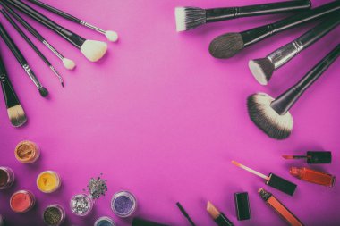 parlak bir arka plan üzerinde makyaj araçları.