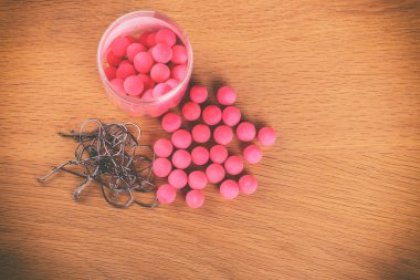 Ahşap arka plan üzerinde Balık tutma araçları.