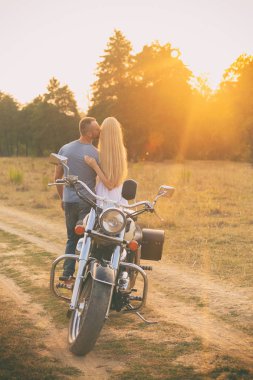 aşık bir alanda gün batımında