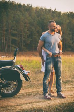 aşık bir alanda gün batımında