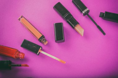 ahşap arka plan üzerinde makyaj araçları.