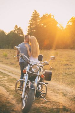 aşık bir alanda gün batımında