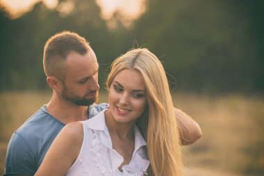 aşık bir alanda gün batımında