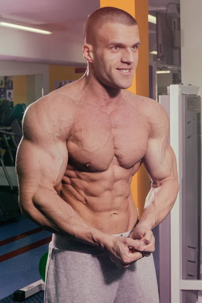 Un homme avec un exercice d'haltère sur biceps — Photo