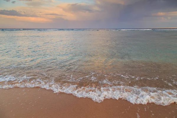 Hermoso mar azul. Belleza de la naturaleza . — Foto de Stock