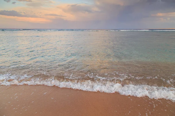 Wunderschönes blaues Meer. Schönheit der Natur. — Stockfoto