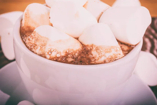 Schokolade Marshmallow auf einem hölzernen Hintergrund. — Stockfoto