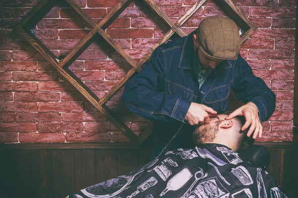 Corte de cabelo masculino na Barbearia — Fotografia de Stock