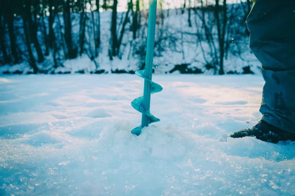 Pesca de inverno, muita neve . — Fotografia de Stock