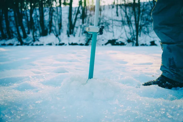 Pesca de inverno, muita neve . — Fotografia de Stock