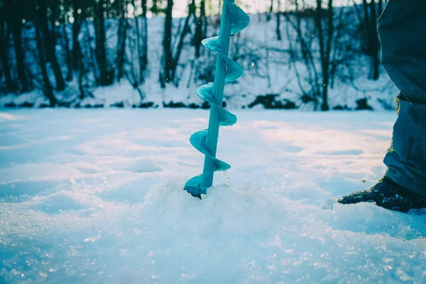 Winterangeln, viel Schnee. — Stockfoto