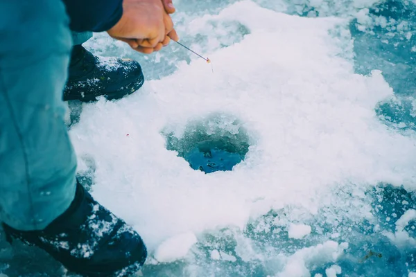 Winter Hengelsport, een heleboel sneeuw. — Stockfoto