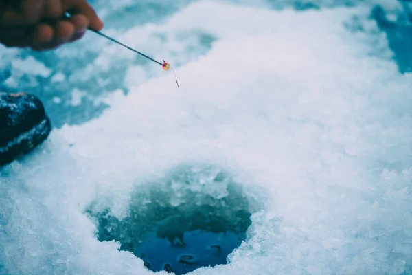 钓鱼，很多雪的冬天. — 图库照片