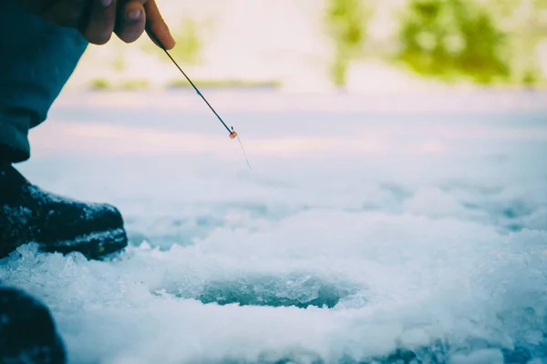 冬の釣り、雪がたくさん. — ストック写真