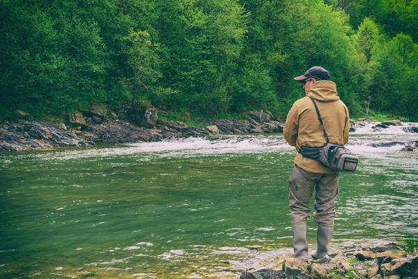 Homem com fiação. Pesca na fiação . — Fotografia de Stock