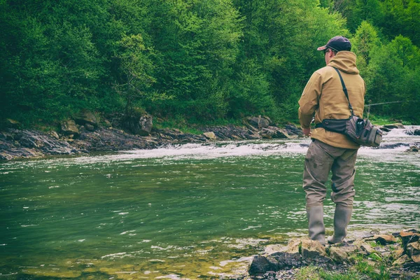 Homem com fiação. Pesca na fiação . — Fotografia de Stock