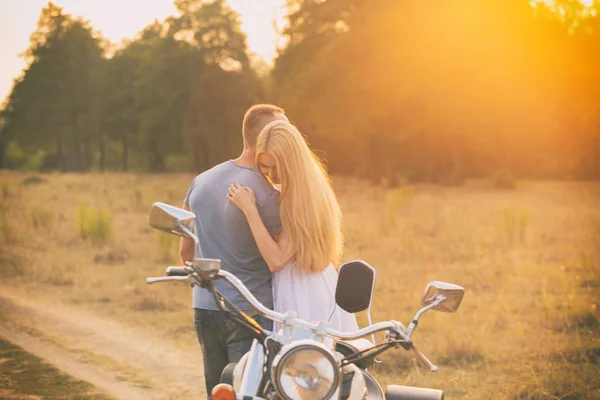 Amoureux dans un champ au coucher du soleil — Photo