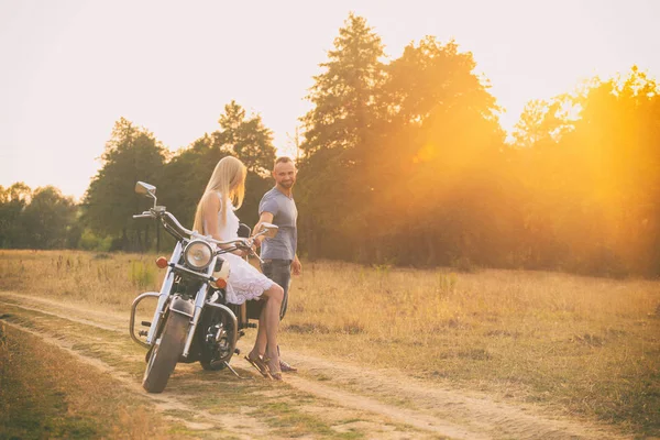 Amantes en un campo al atardecer — Foto de Stock