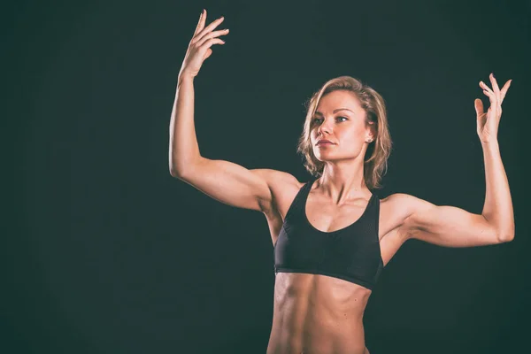 Fitness tjej på en mörk bakgrund. — Stockfoto