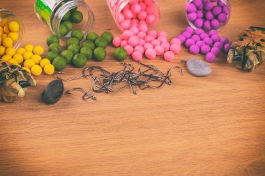 Ahşap arka plan üzerinde Balık tutma araçları.