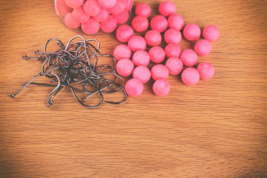 Ahşap arka plan üzerinde Balık tutma araçları.