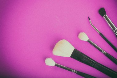 parlak bir arka plan üzerinde makyaj araçları.