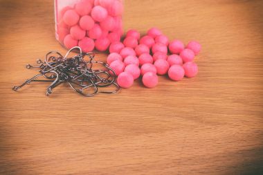 Ahşap arka plan üzerinde Balık tutma araçları.