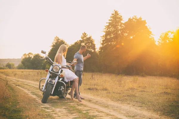 Amoureux dans un champ au coucher du soleil — Photo