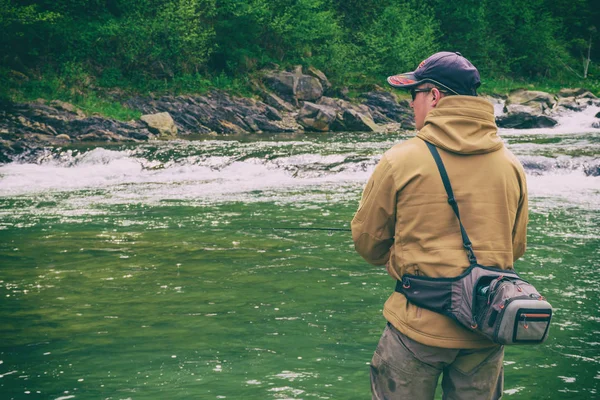 Un uomo che gira. Pesca sulla filatura . — Foto Stock