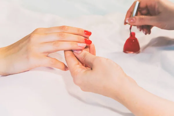 Manicura en el salón de spa —  Fotos de Stock