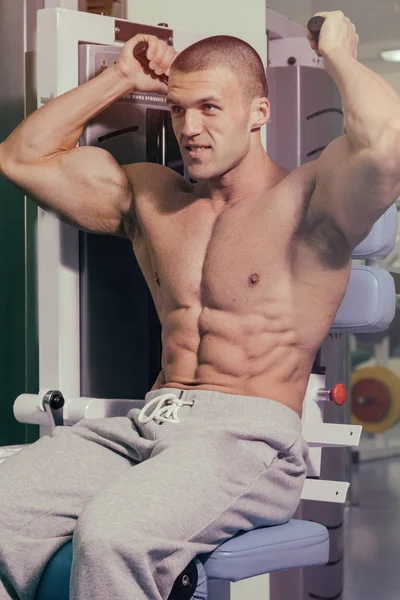 Torso muscular de sexy joven culturista masculino —  Fotos de Stock