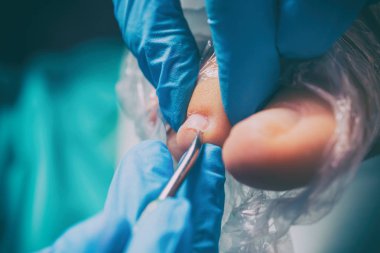 Bir uzman bir kıza bir spa salonda pedikür.