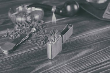 Arka plan yasaktır boru ahşap arka plan üzerinde.