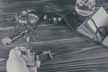 Arka plan yasaktır boru ahşap arka plan üzerinde.
