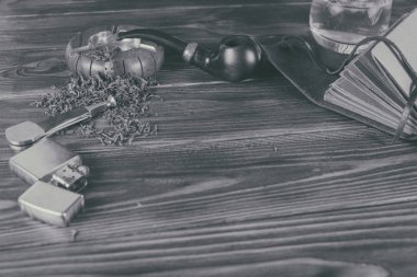 Arka plan yasaktır boru ahşap arka plan üzerinde.