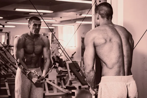 Gespierde torso van sexy jonge mannelijke bodybuilder — Stockfoto