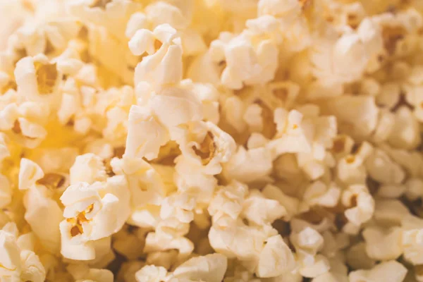 Losse popcorn en 3D-bril op een houten achtergrond — Stockfoto