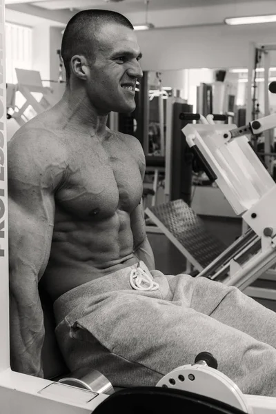 Torse musculaire de jeune bodybuilder masculin sexy — Photo