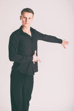 Adam balo salonu dansçı hafif bir arka plan üzerinde.